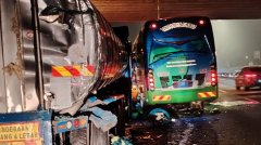 旅游巴士在柔佛公路发生连环车祸 酿2死16伤